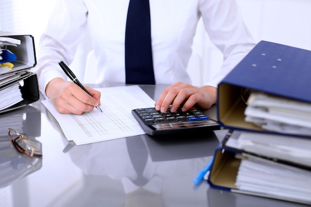 Hire A Professional Bookkeeper or Do It Yourself – Which Is Better For Your Business?